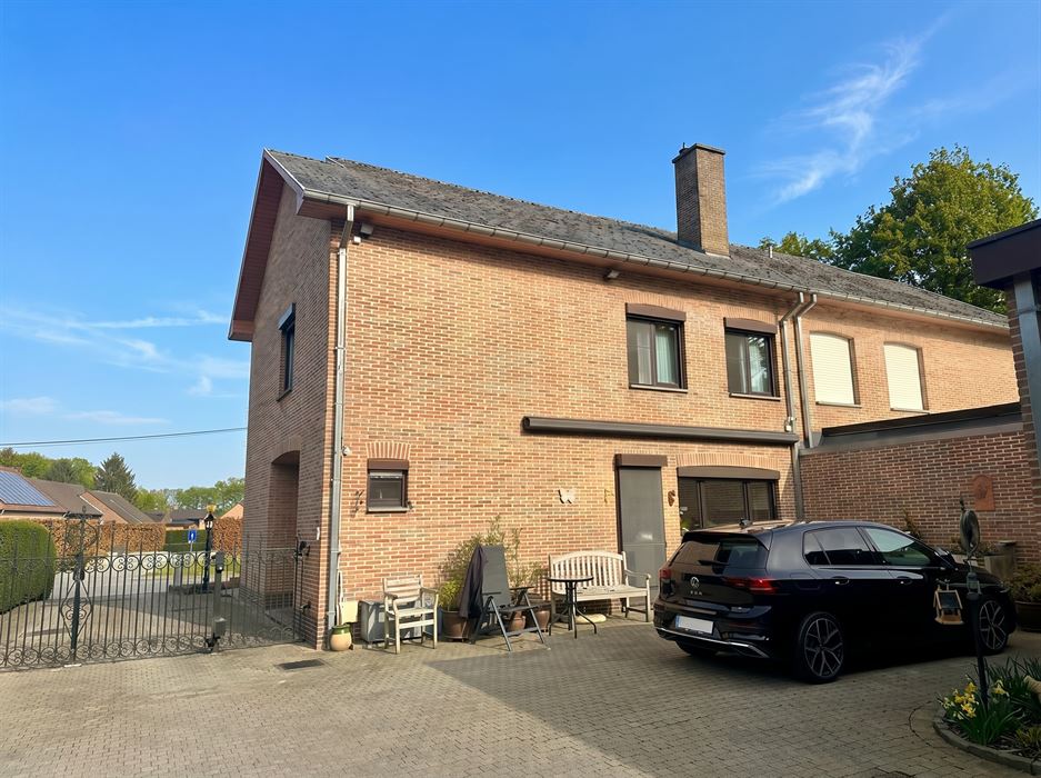 Halfopen bebouwing in rustige straat te As