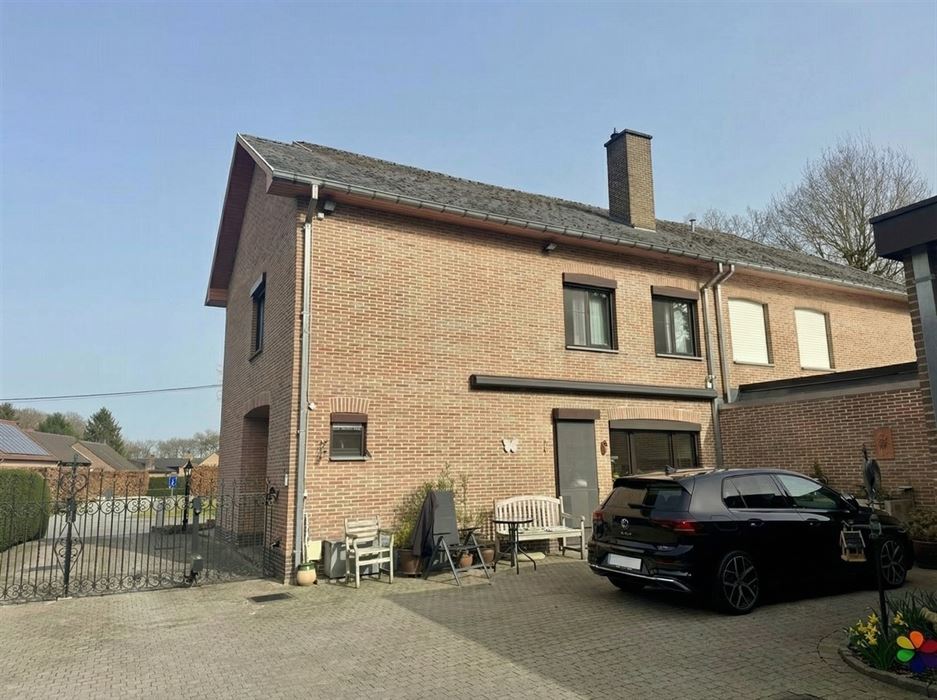 Halfopen bebouwing in rustige straat te As