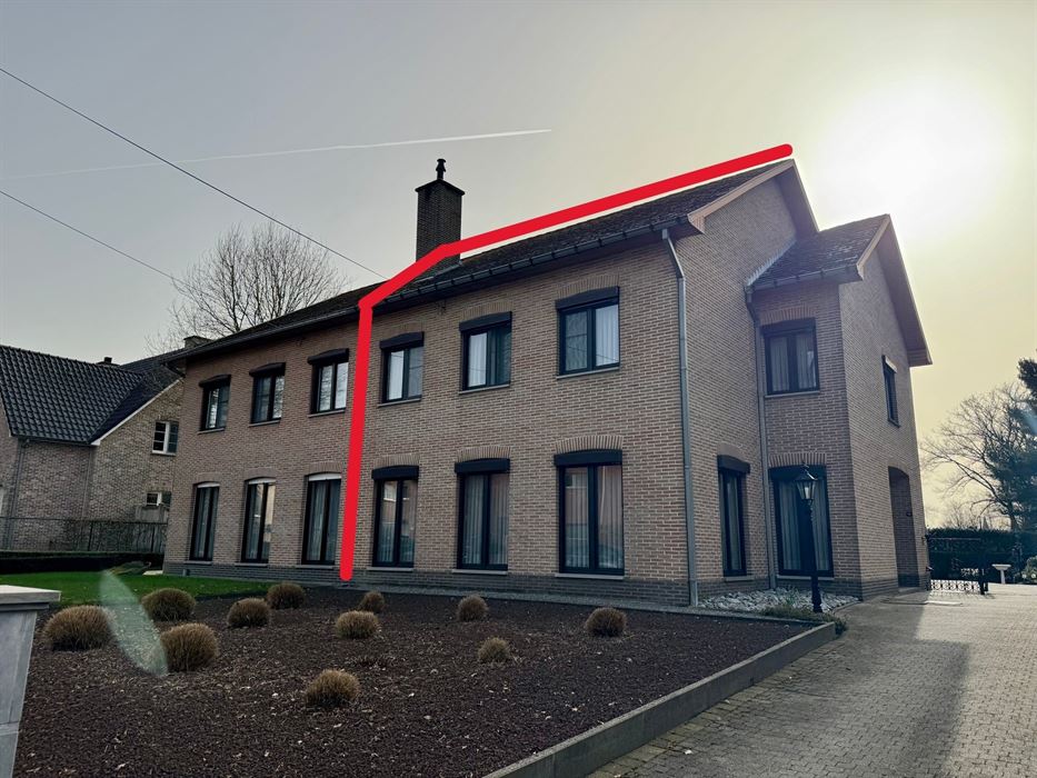 Halfopen bebouwing in rustige straat te As
