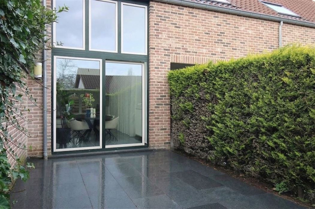 Ruime triplex met studio te koop in Opgrimbie!