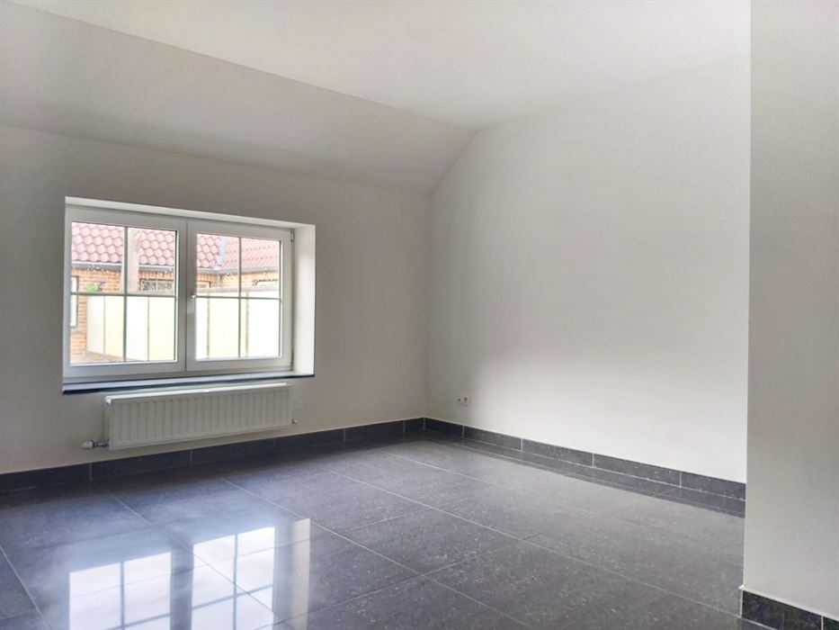 Ruime triplex met studio te koop in Opgrimbie!