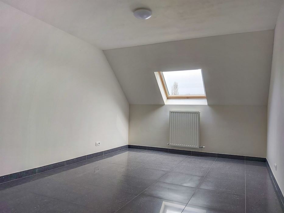 Ruime triplex met studio te koop in Opgrimbie!
