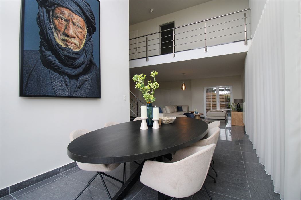 Ruime triplex met studio te koop in Opgrimbie!