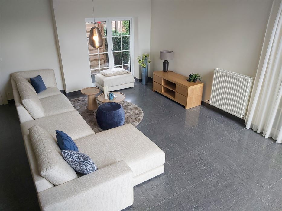 Ruime triplex met studio te koop in Opgrimbie!