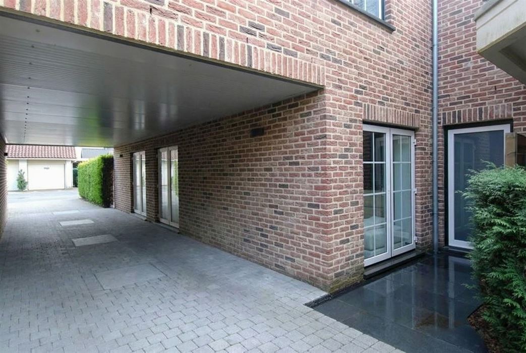 Ruime triplex met studio te koop in Opgrimbie!