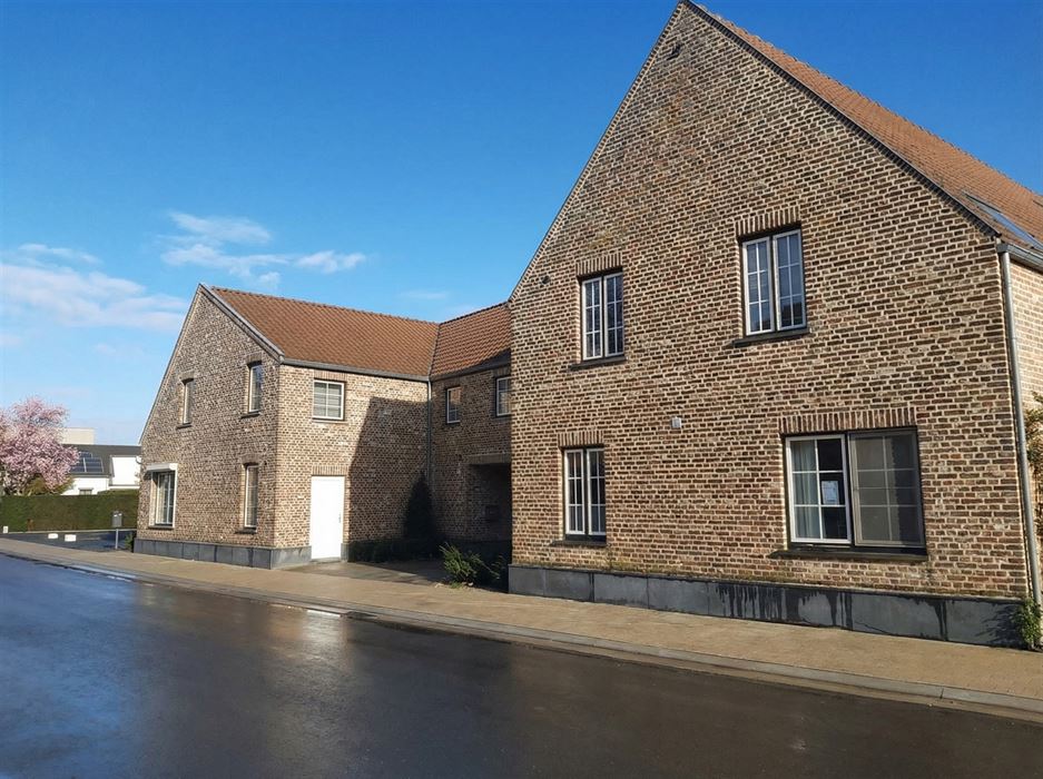 Ruime triplex met studio te koop in Opgrimbie!