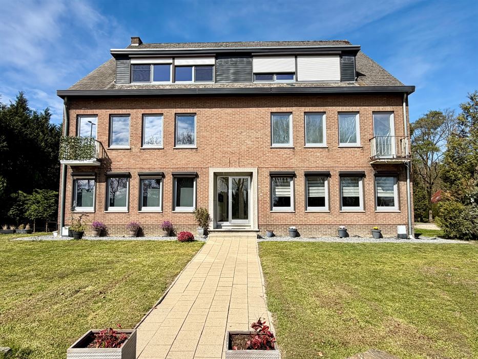Ruim gelijkvloers appartement met 3 slaapkamers.