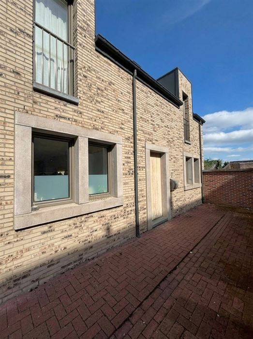 Instapklare, energiezuinige starterswoning met 2 slaapkamers, tuintje en ondergrondse parking op toplocatie in Maasmechelen!