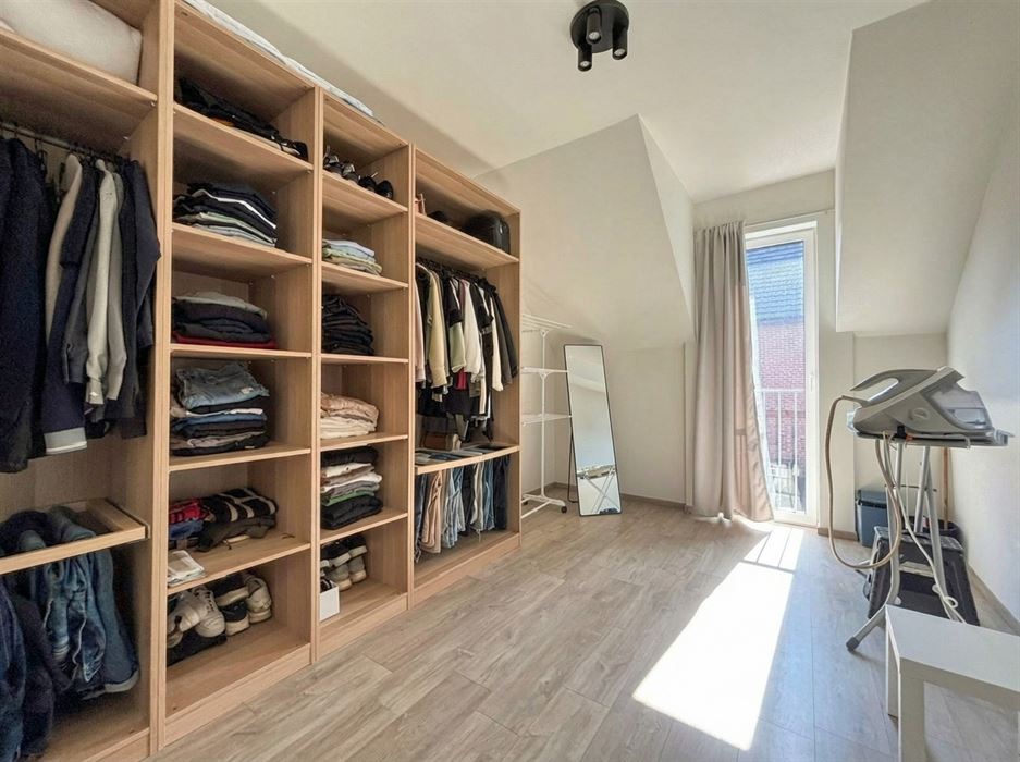 Instapklare, energiezuinige starterswoning met 2 slaapkamers, tuintje en ondergrondse parking op toplocatie in Maasmechelen!