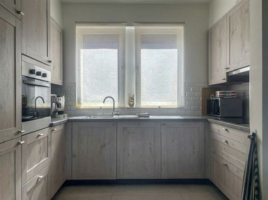 Instapklare, energiezuinige starterswoning met 2 slaapkamers, tuintje en ondergrondse parking op toplocatie in Maasmechelen!