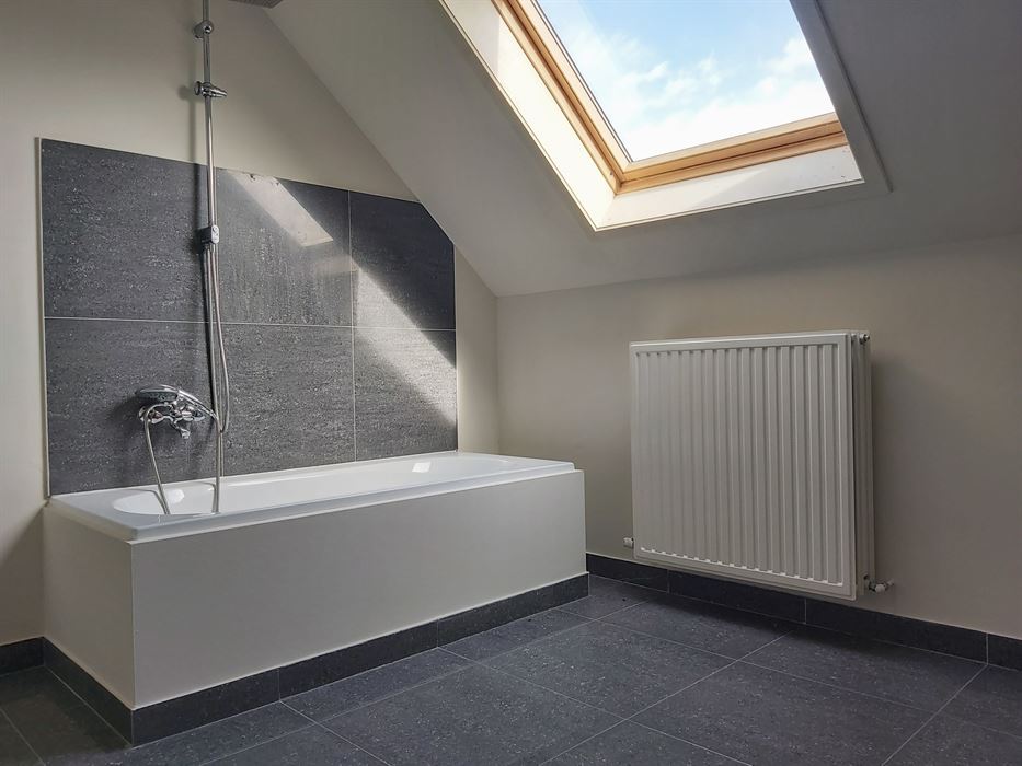 Ruime triplex met studio te koop in Opgrimbie!