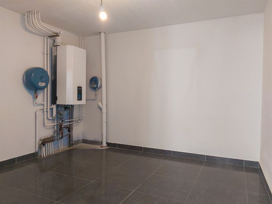 Ruime triplex met studio te koop in Opgrimbie!