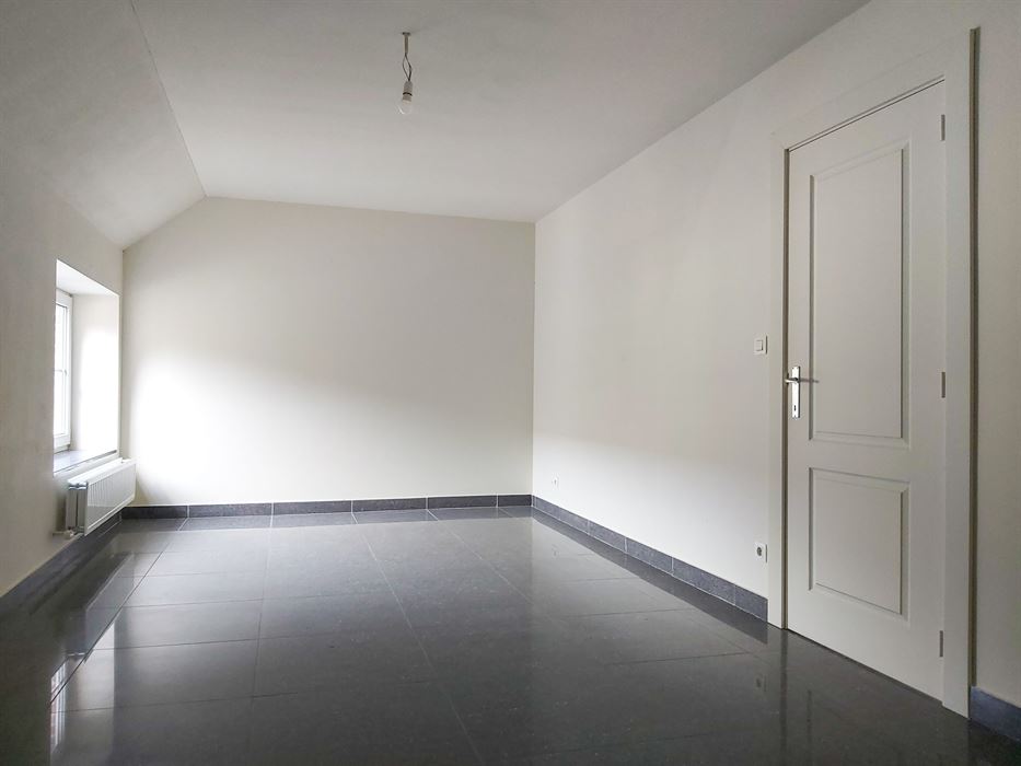 Ruime triplex met studio te koop in Opgrimbie!
