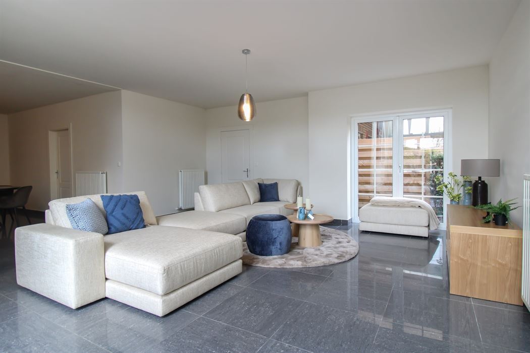 Ruime triplex met studio te koop in Opgrimbie!