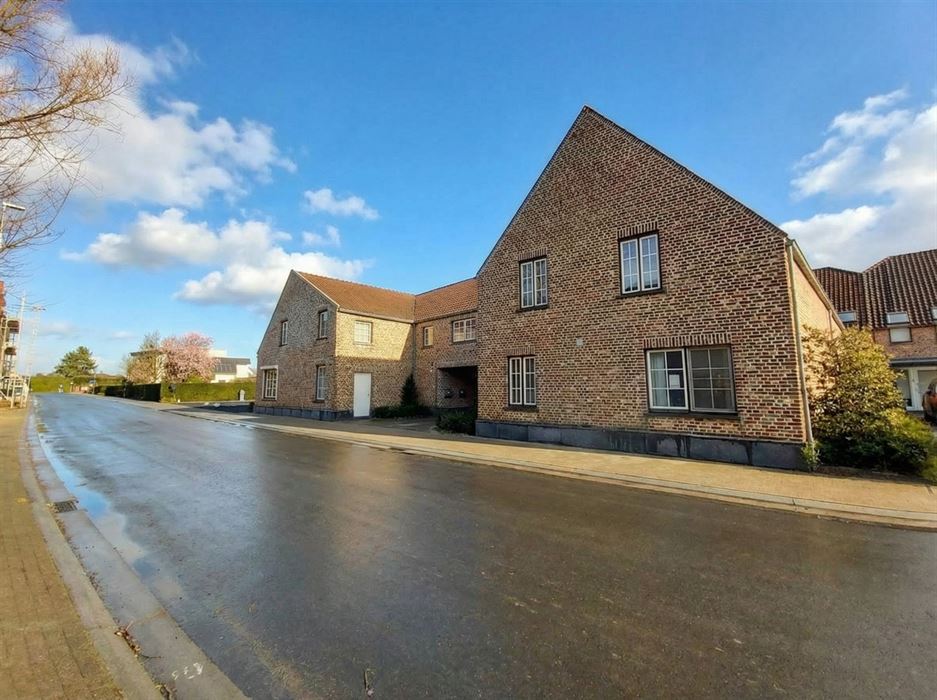 Ruime triplex met studio te koop in Opgrimbie!