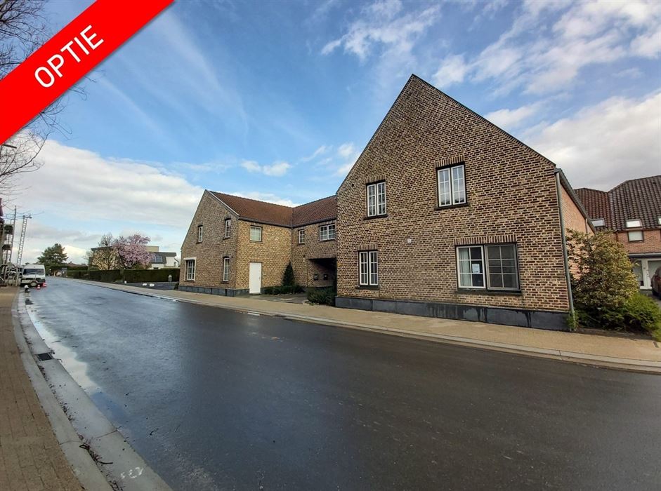 Ruime triplex met studio te koop in Opgrimbie!