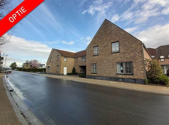 Ruime triplex met studio te koop in Opgrimbie!