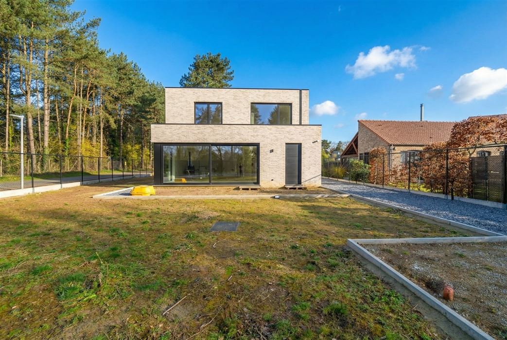 Stijlvolle en instapklare vrijstaande woning op een doodlopende straat