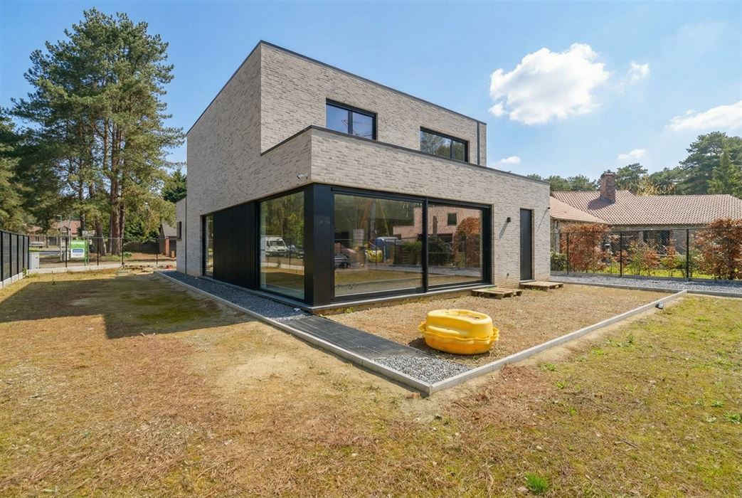 Stijlvolle en instapklare vrijstaande woning op een doodlopende straat