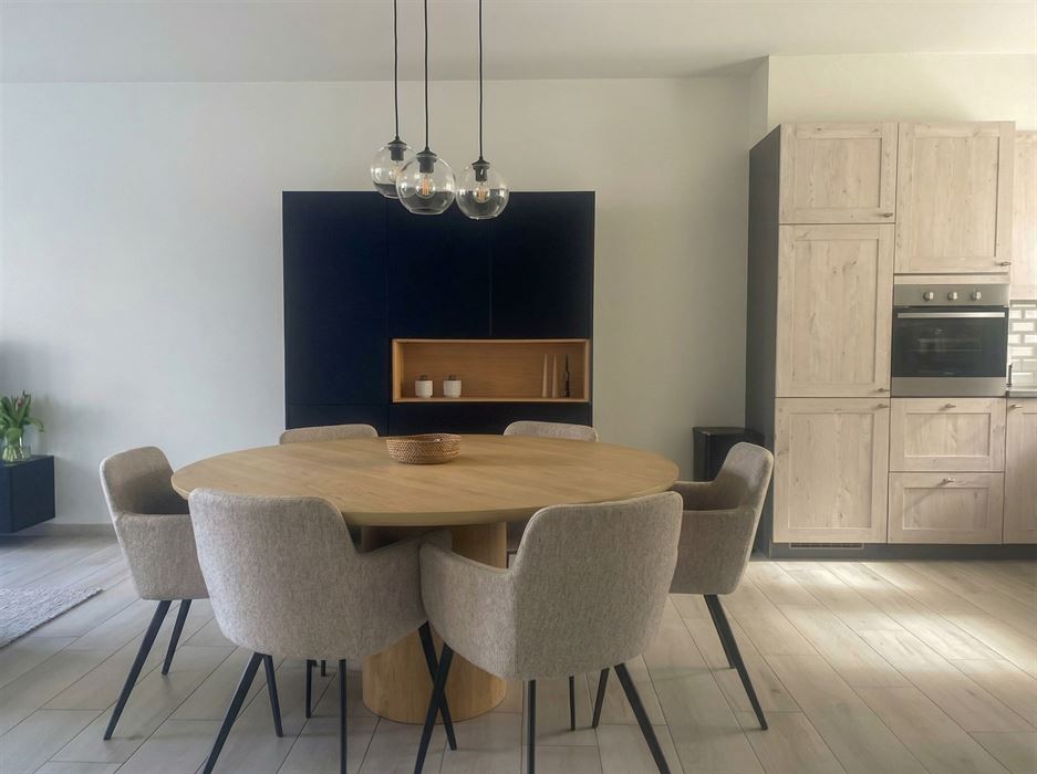 Instapklare, energiezuinige starterswoning met 2 slaapkamers, tuintje en ondergrondse parking op toplocatie in Maasmechelen!
