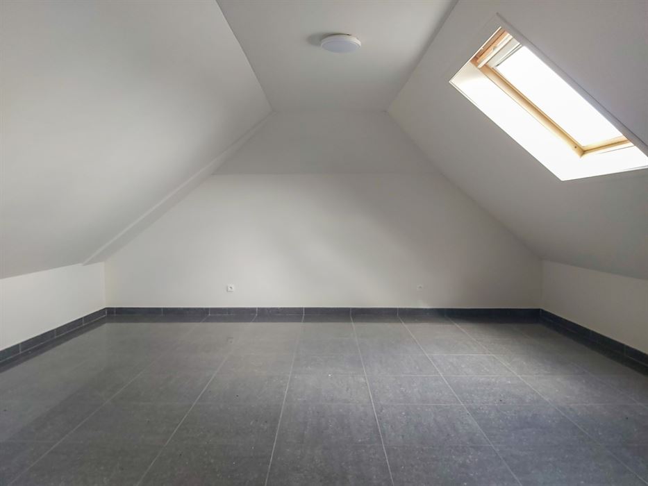 Ruime triplex met studio te koop in Opgrimbie!