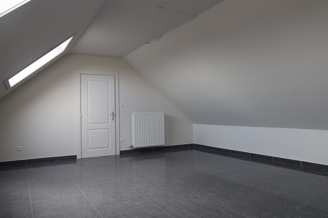 Ruime triplex met studio te koop in Opgrimbie!