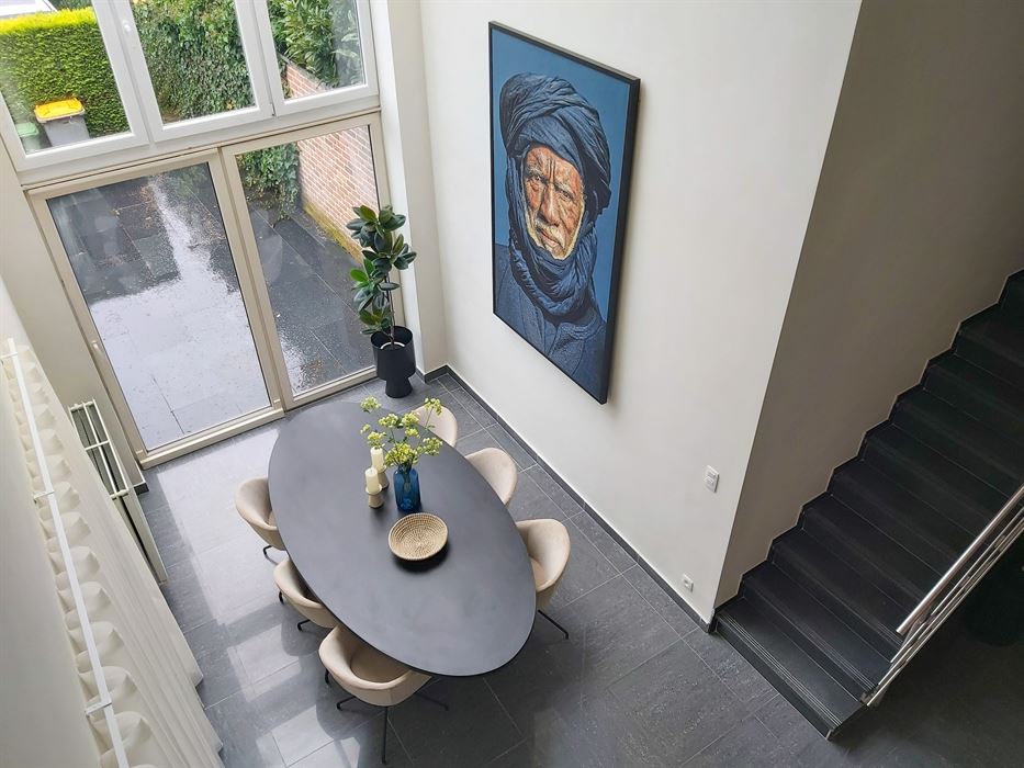 Ruime triplex met studio te koop in Opgrimbie!