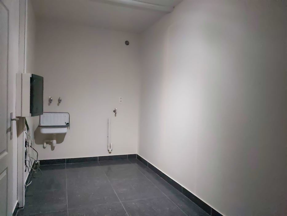 Ruime triplex met studio te koop in Opgrimbie!