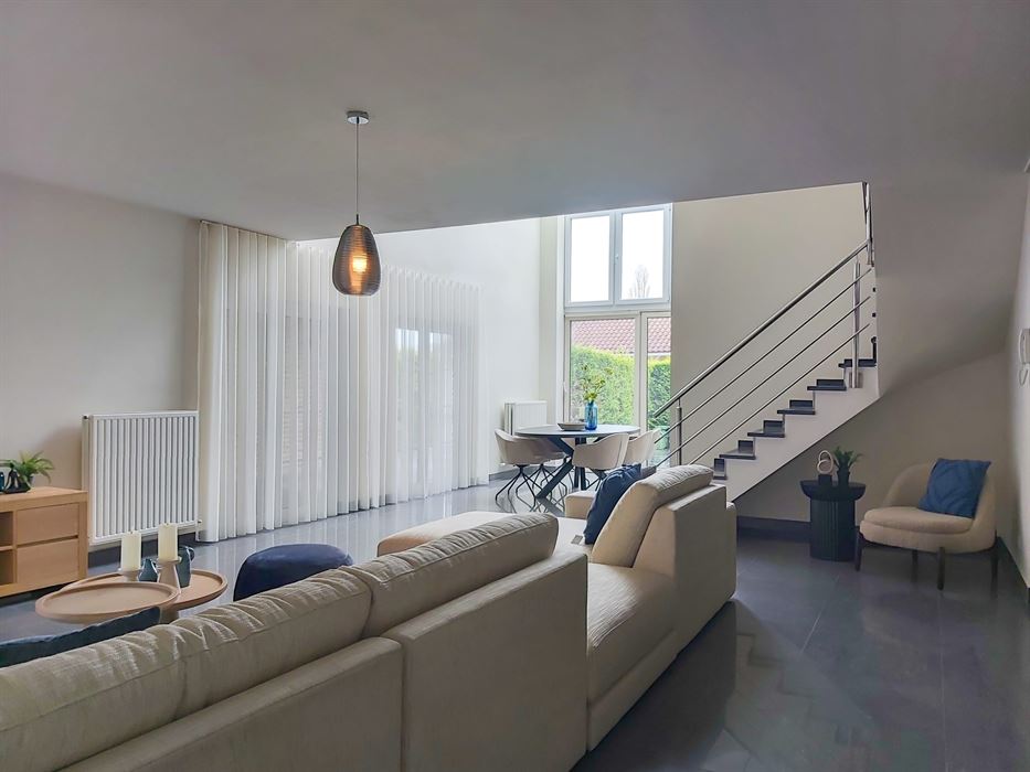 Ruime triplex met studio te koop in Opgrimbie!