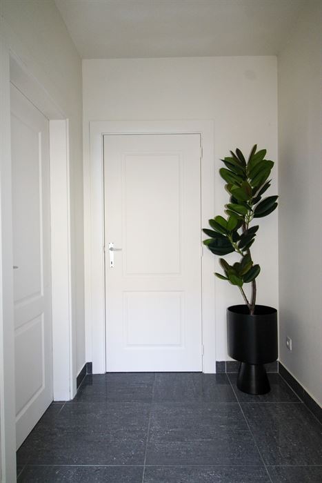 Ruime triplex met studio te koop in Opgrimbie!