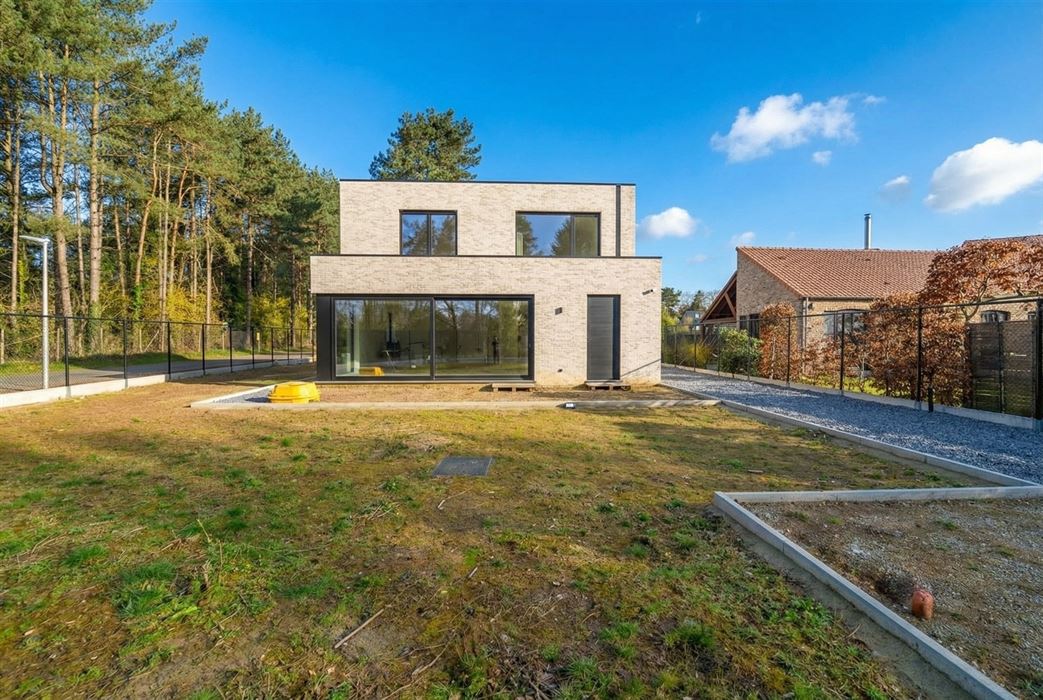 Stijlvolle en instapklare vrijstaande woning op een doodlopende straat