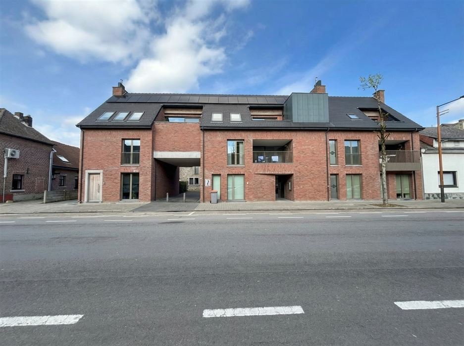 Instapklare, energiezuinige starterswoning met 2 slaapkamers, tuintje en ondergrondse parking op toplocatie in Maasmechelen!