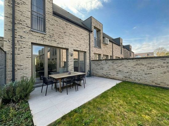 Instapklare, energiezuinige starterswoning met 2 slaapkamers, tuintje en ondergrondse parking op toplocatie in Maasmechelen!