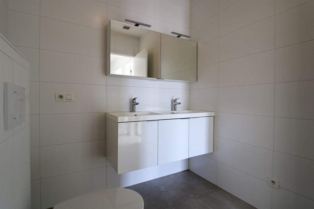 Instapklare patiowoning met 3 slaapkamers en 2 autostaanplaatsen in het rustige Uikhoven/Maasmechelen!