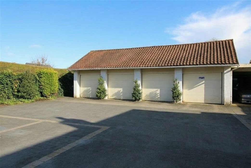 Ruime triplex met studio te koop in Opgrimbie!