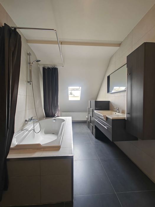 Duplex appartement voorzien van 2 slaapkamers en een aparte garage