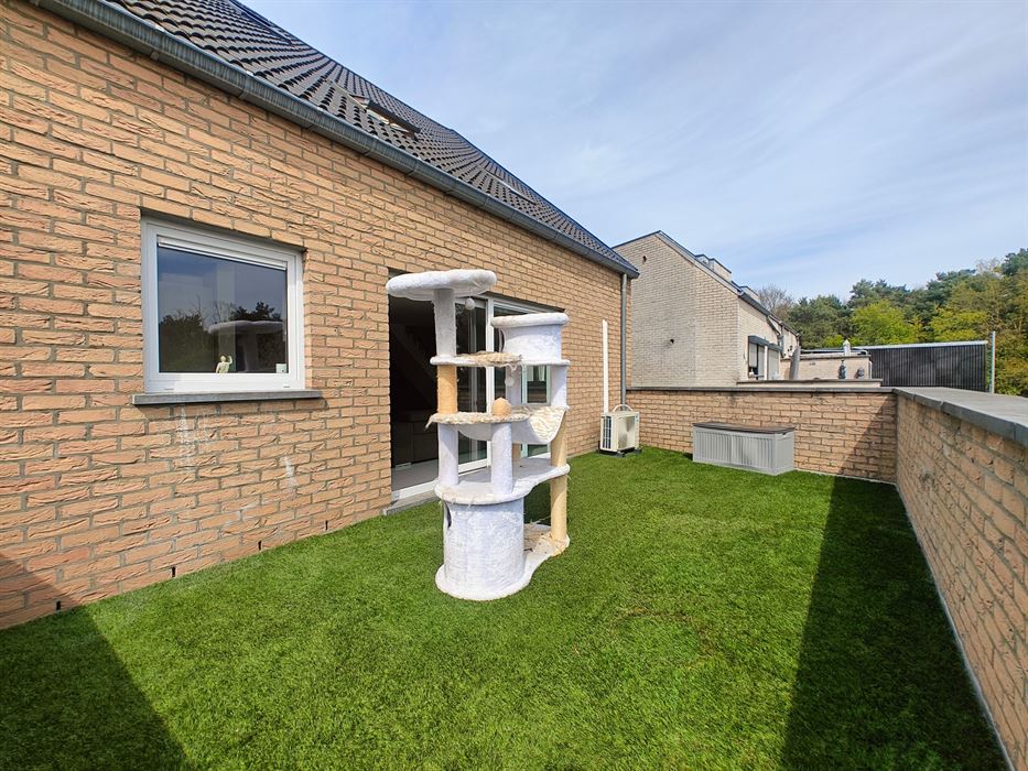 Duplex appartement voorzien van 2 slaapkamers en een aparte garage