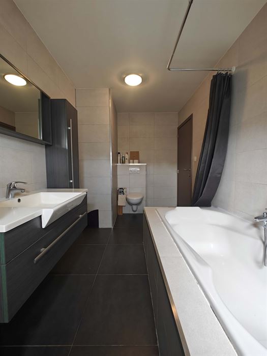 Duplex appartement voorzien van 2 slaapkamers en een aparte garage