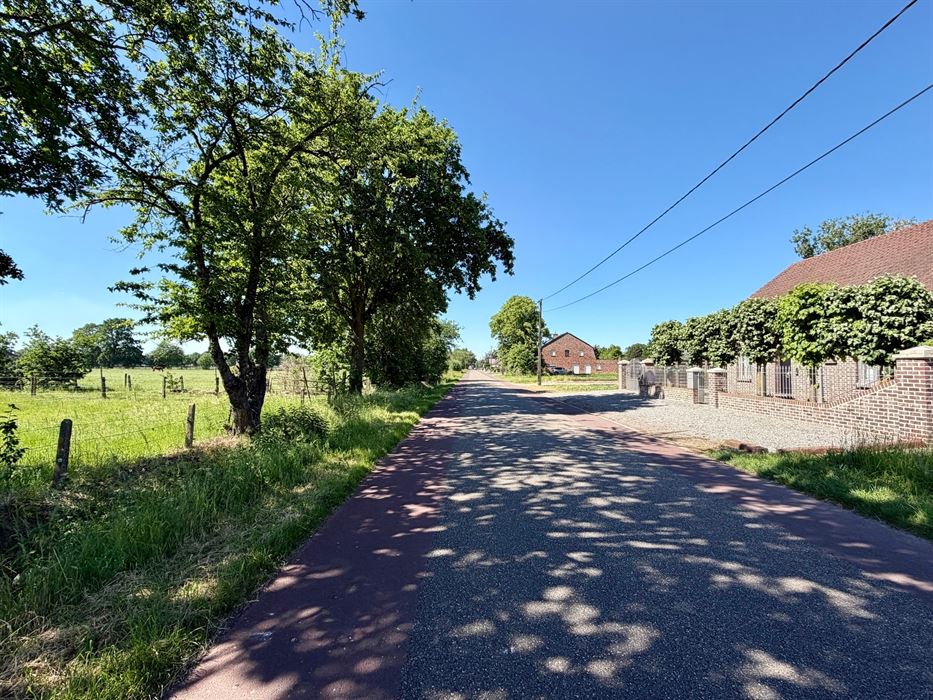 Vrijstaande woning op 25 are met uitzonderlijk renovatiepotentieel in het groen.