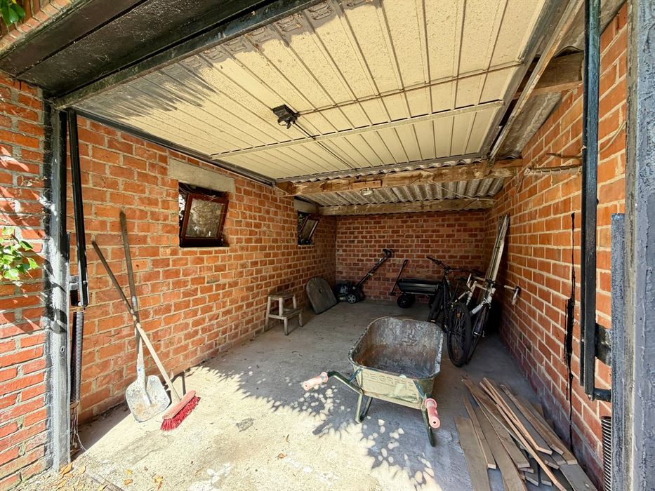 Vrijstaande woning op 25 are met uitzonderlijk renovatiepotentieel in het groen.
