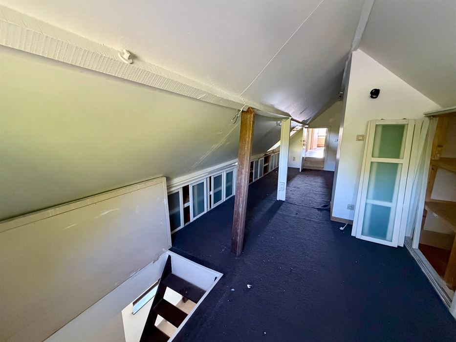 Vrijstaande woning op 25 are met uitzonderlijk renovatiepotentieel in het groen.