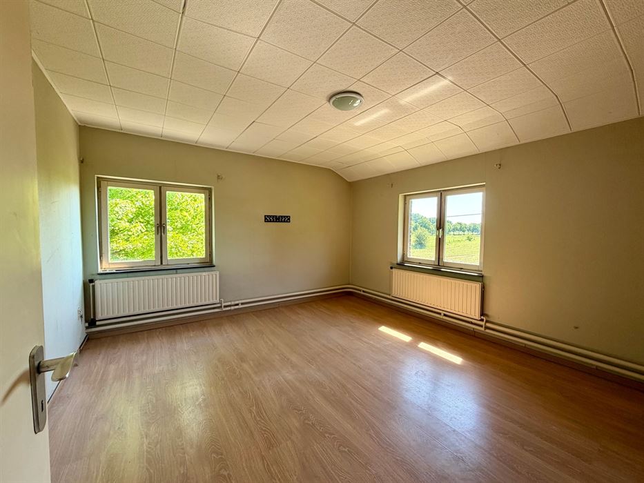 Vrijstaande woning op 25 are met uitzonderlijk renovatiepotentieel in het groen.