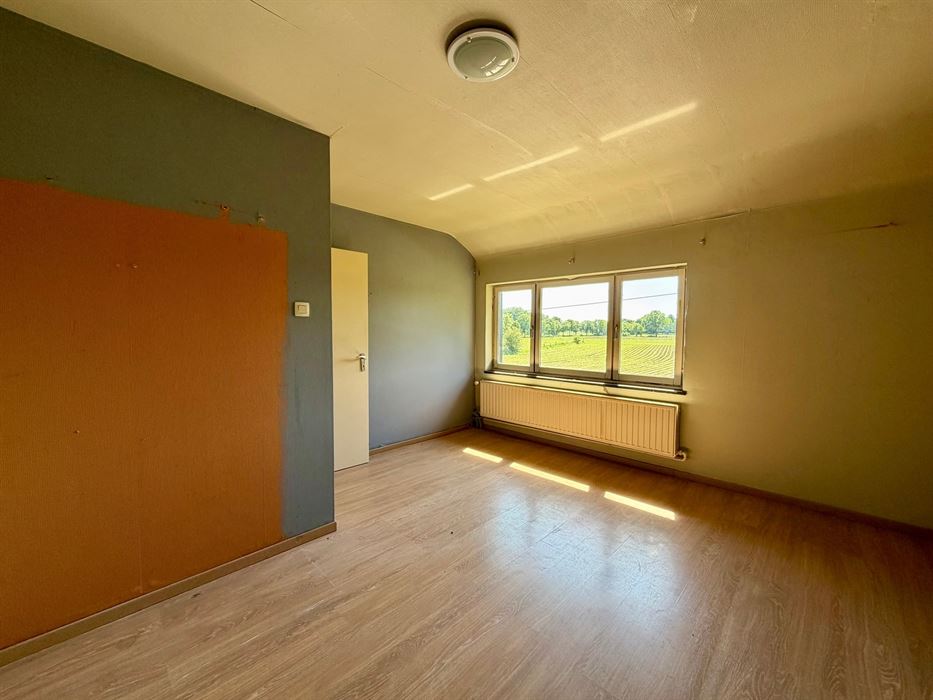 Vrijstaande woning op 25 are met uitzonderlijk renovatiepotentieel in het groen.