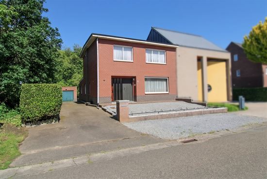 Te renoveren woning met 3 slaapkamers, garage en tuin in Maasmechelen!