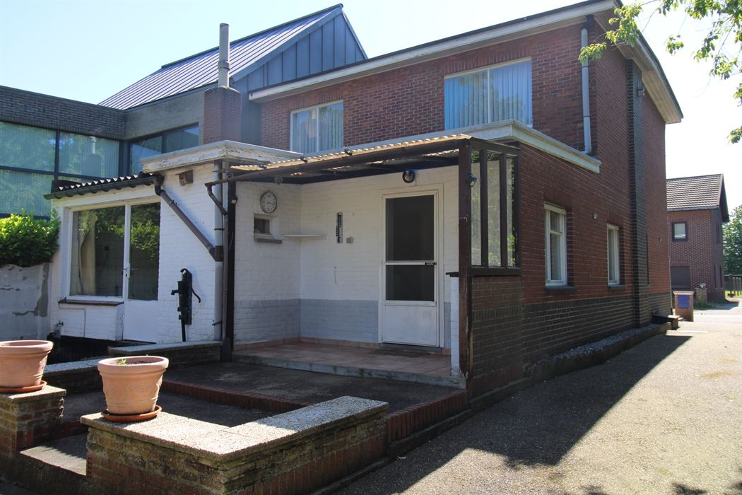 Te renoveren woning met 3 slaapkamers, garage en tuin in Maasmechelen!