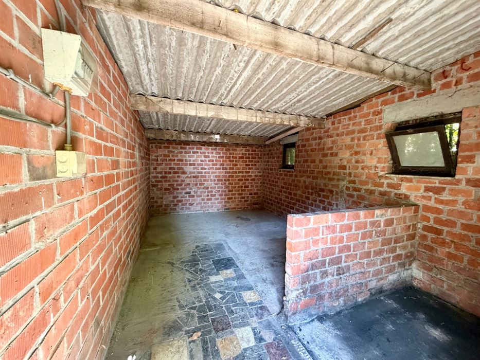 Vrijstaande woning op 25 are met uitzonderlijk renovatiepotentieel in het groen.