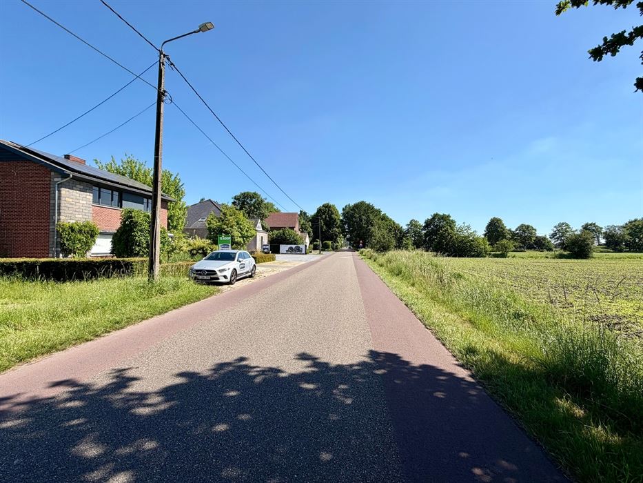 Vrijstaande woning op 25 are met uitzonderlijk renovatiepotentieel in het groen.