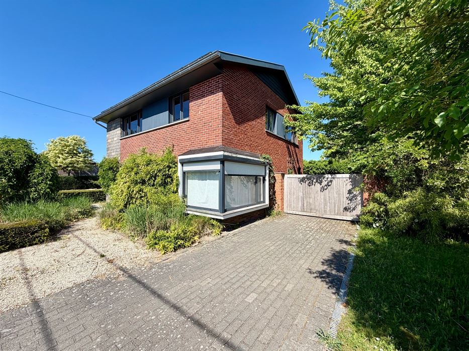 Vrijstaande woning op 25 are met uitzonderlijk renovatiepotentieel in het groen.