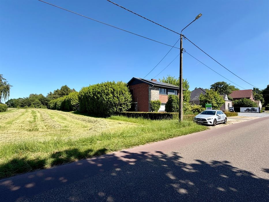 Vrijstaande woning op 25 are met uitzonderlijk renovatiepotentieel in het groen.