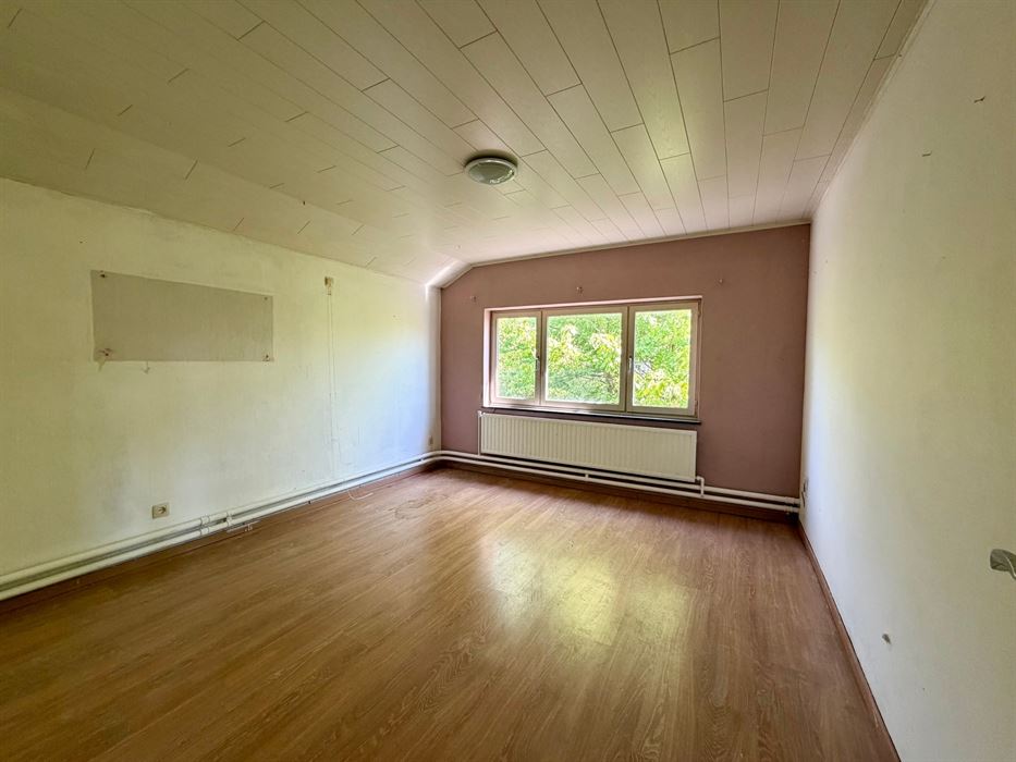 Vrijstaande woning op 25 are met uitzonderlijk renovatiepotentieel in het groen.